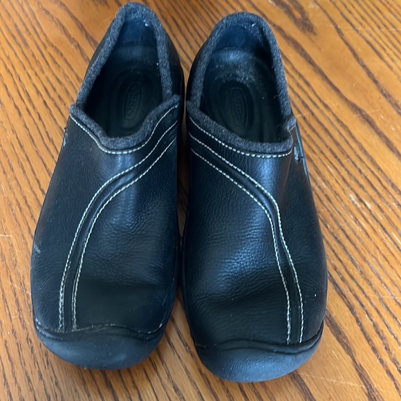 Keen Women’s slip on shoe. - Picture 2 of 7